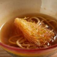 沖縄県「島麦かなさん」の小麦粉でつくる麺。フカヒレは、一本の繊維がはっきり分かるほど太い尾鰭を使用。繊細な風味を壊さないようなスープで、全体をまとめ上げています。