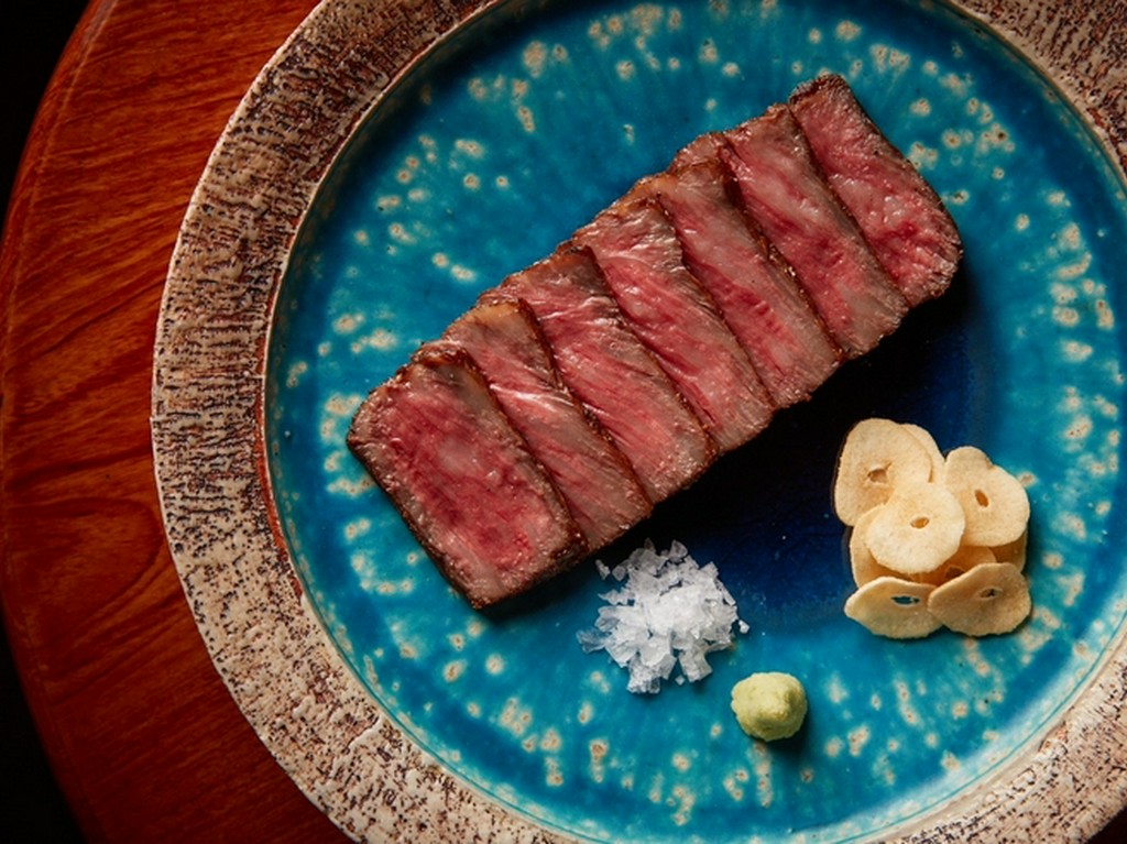バーでありつつも料理に妥協せず『八重山郷里牛のクリスピー焼』