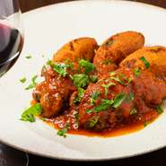 現地の味を再現した料理とともに楽しめるのは、ソムリエが吟味したイタリアの地ワイン。北から南まで土産品種の地ぶどうを使った、おいしいワインだけを厳選してラインナップしています。