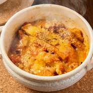 牛の第二胃袋・トリッパを、旨みたっぷりのトマトソースで煮込んだ定番イタリア版モツ煮込み。丁寧な下処理と時間をかけた煮込みで、臭みを感じさせないとろとろの仕上がりに。ワインが進む一品です。