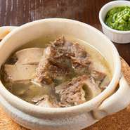 トスカーナ州フィレンツェで定番料理『ランプレドット』として愛され、屋台でも提供されている『ギアラの塩煮』。イタリアンパセリをたっぷり使った緑のソース・サルサヴェルデを添えて召しあがれ。