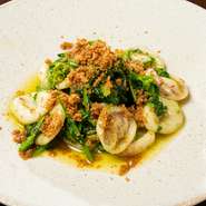 イタリア各地で腕を磨いたシェフのスペシャリテが、南イタリア・プーリア州の郷土料理である『チーマ・ディ・ラーパのオレキエッテ』。国内では珍しいカブの菜の花を使い、現地の味わいを鮮やかに再現してあります。