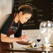 現地イタリアでマンマに習った家庭料理や地方料理、郷土料理を、シェフがそのままに再現。ソムリエが厳選した地ワインとともに提案しています。地味で無骨で愛らしい、まだ知らないイタリアをお楽しみあれ。