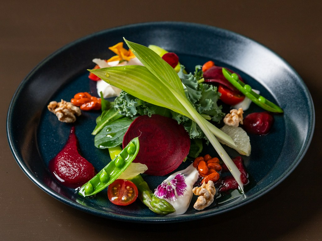 見た目にも美しく、酸味・甘み・苦みのバランスが絶妙な『ビーツとヨーグルトのサラダ』