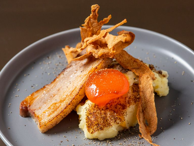 香ばしさが食欲をそそる『北海道キタアカリの焼きポテトサラダ 自家製りんごベーコン』