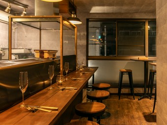 大人のデートやお一人様に。落ち着いたビストロダイニング