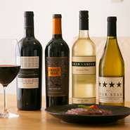幅広い種類のワインは、高品質の『黒毛和牛ステーキ』や新鮮な野菜を使った料理と相性抜群。ワインに詳しくなくても、お酒の強さなどリクエストに応えてペアリングを勧めてくれるので、気軽にスタッフへ聞いてみて。