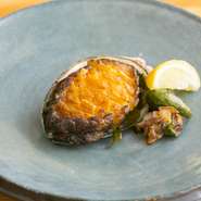 肉厚でぷりぷりの食感に思わず溜息『活アワビのステーキ（100g）』