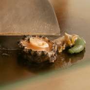 新鮮な活きたアワビを選べるソースで堪能！『活アワビステーキ』