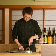 高級食材を扱うため、敷居の高さを感じる鉄板焼き。中には緊張してしまうゲストもいるため、積極的にコミュニケーションを取るんだとか。ゲストが堅苦しくなく、ゆったりと寛げるよう心がけているそうです。