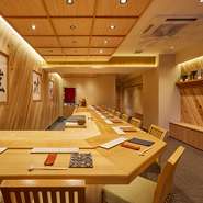 身構えがちなカウンターでの一席をより楽しく過ごしてもらいたいという思いでスタッフが気さくに応対してくれます。会話も気兼ねなく弾ませつつ、心からおいしさを満喫できる素敵な店。