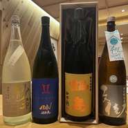 常時15種類以上、時には20種類もの銘柄が揃えられています。常に変わっていく銘柄を試飲しながらメニューをブラッシュアップ。季節の移り変わりを大切にした限定酒やこだわりの一本と出合えます。