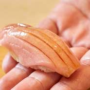 冬は大間、春先からは沖縄県産など、旬を追うごとに質の良い鮪を買い付けしています。赤身・中トロ・大トロなど、鮪のさまざまな部位を趣向を凝らした握りで満喫。