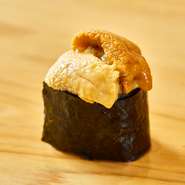 北海道を始めとした各産地から、豊洲に届き、濃厚で贅沢な味わいを楽しませてくれるウニ。『破コース』『離コース』では、バフンウニ・ムラサキウニの食べ比べができる贅沢な一皿も登場します。