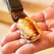 脂の乗りがしっかりとある穴子を選りすぐります。仕上がりがふっくらとするように炊き上げる、職人の技もおいしさの秘訣。口に入れれば溶けていくような旨みが広がります。全コースで味わえる一環です。