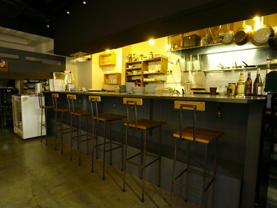 二人だけの時間を楽しむ。カジュアルな雰囲気の大人デート