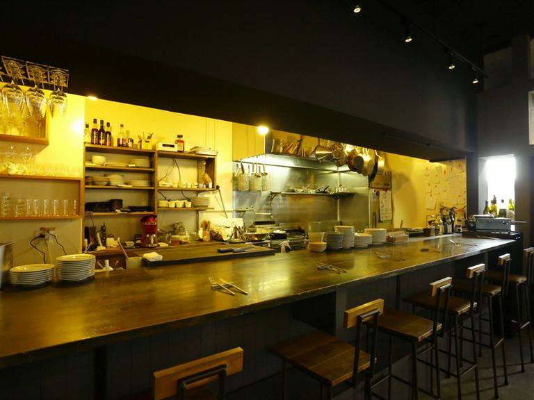 丁寧な手作業を見ながら、心踊るシェフのスペシャリテ