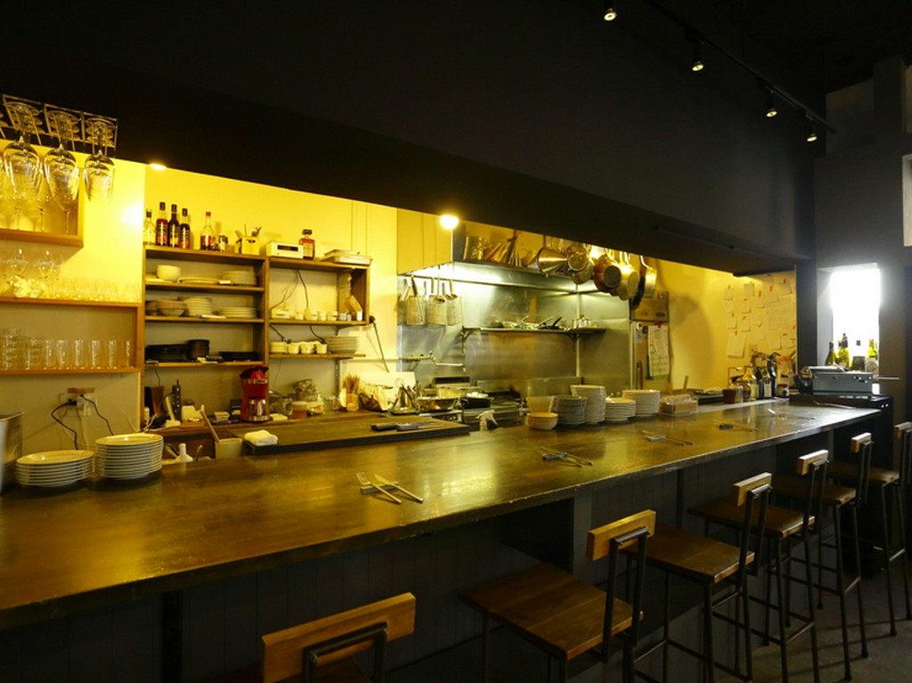 丁寧な手作業を見ながら、心踊るシェフのスペシャリテ