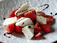 地元食材と旬の食材を使った、内容は店主おまかせの人気コース『旬の食材を使ったおまかせコース』