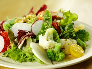 旬のフルーツを使った前菜や、素材の味を生かした肉料理