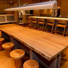熊本県産の一枚板でつくられた大テーブルがオシャレ