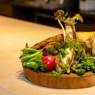 料理に使われている肉や野菜はもちろん、土鍋で炊き上げて提供するご飯も熊本県産。シェフ自ら現地へ足を運び、旬の食材などをセレクトしています。生産者の顔が見える食材が中心となっているのが特徴です。
