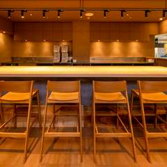 広々としたカウンター席でゆっくりとくつろげる