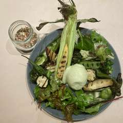香ばしさとザクザク食感のスパイスが人気『熊本県産野菜のグリルとウフマヨ』