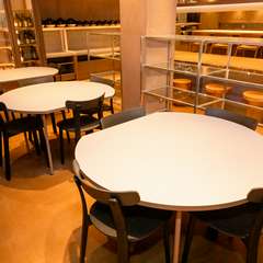 4人掛けの丸テーブル