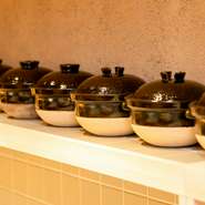 【AlterN】では、熊本県産の無農薬米を店内で精米し、注文のたびに土鍋で炊き上げています。ランチタイムはミニブッフェの土鍋ご飯がおかわり自由。おいしいお米をお腹いっぱい堪能できるのが魅力です。