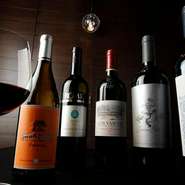 シニアソムリエとのコラボでご提供させていただく至高のワインの数々。日本酒も希少性の高い地方の名酒、山崎・白州などの名品などもご用意し、銀座の華やかな会食を引き立ててくれます。