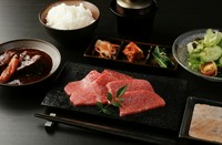 鹿児島黒牛焼肉と自家製タンシチュ－を一度に楽しめる、
満足感あるセットです。
香ばしく焼き上げた鹿児島黒牛と、じっくり煮込んだ自家製シチュ－で、
肉の旨みをしっかり味わえます。
ご飯大盛無料です♪