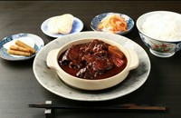 じっくり煮込み、しっかり柔らかく仕上げたビ－フシチュ－。
寒い季節にもおススメの一品です。
上品な味わいの中に、焼肉屋ならではの肉へのこだわりを感じていただけます。