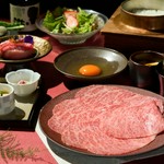 日本一のブランド和牛『鹿児島黒牛』を贅沢にすき焼きでお楽しみいただけるコースです。