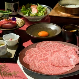 日本一のブランド和牛『鹿児島黒牛』を贅沢にすき焼きでお楽しみいただけるコースです。