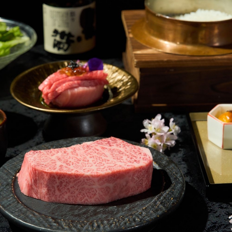 【肋眼牛排套餐】 品尝入口即化的大理石纹牛排 ■ 每人10,000日元（共8道菜）