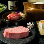 牛肉の二大高級部位としても知られる「リブロース」を豪勢なステーキでお楽しみいただけます。