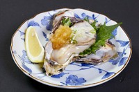 周辺の山々からミネラルなど養分をたっぷり含んだ水が流れ込噴火湾で育てた、海の香りと濃厚な味わいが特徴の「秀峰牡蠣」。秀峰駒ヶ岳を思わせる美しい形と、大きく引き締まった身が特徴です。