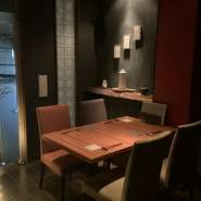 店内入ってすぐ、どのテーブルも窓側に位置してます。レイアウト変更可能ですので団体様も受付けています。