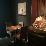 カウンター席後ろに位置する2名様までのテーブル席。