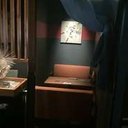 半個室のソファー席。4名様でご利用できますが、２名様の方がゆっくり座れます。コース御利用時は2名様で。