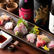 季節の恵みを感じる、こだわりの詰まったおいしい料理。和食×フランス料理の美しき融合で提供されます。四季折々の食材をふんだんに使ったコースは、何度足を運んでも楽しめるように、内容は毎日変わります。