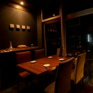 高級感のあるオシャレな空間は、大切なゲストをもてなしたいときに最適です。プライベート感満載の個室は、やわらかなライトが照らし温かみのある部屋。旬を味わう料理と共に、ワンランク上のおもてなしはいかが。