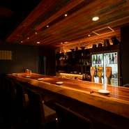店内には、一枚板の木目が美しいカウンター席が用意されています。恋人と隣り合わせでゆっくり語り合うひととき。。落ち着きのある空間なので、普段のデートだけでなく、特別な日のディナーにもぴったりです。