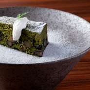 地元福岡を代表する八女茶と、ふっくらとした舌ざわり、食べ応えのある丹波黒豆を使用。パティシエの心得もあるシェフ渾身の逸品です。極上の口どけを楽しめます。