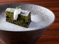極上の口どけを楽しむ。パティシエの心得もあるシェフ渾身の逸品『丹波黒豆と八女茶のガトーショコラ』