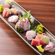 毎朝、市場から仕入れる新鮮な魚を使用。九州産を中心に、旬のオススメを厳選して日替わりで提供しています。日本酒や焼酎などのお酒と相性抜群です。ぜひ賞味あれ。※写真は2人前、価格は1人前の金額です。