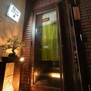 福岡市中央区、上人橋通りから一本路地を入ったところにあるビル2階。非日常な大人の隠れ家が【創作日本料理漠】です。和食×フランス料理の美しき融合を楽しめます。