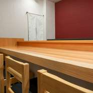 緊張を感じさせない、気さくな雰囲気もこちらのお店の魅力。カウンター席で店主との会話を弾ませるも良し、職人技を間近に眺めるも良し。思い思いの一時を過ごせそうです。