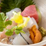 毎日コース内容も変わるため、何度訪れても楽しいお店。お一人様での贅沢にもオススメです。四季折々の食材によって構成された、一期一会の旬をのんびり味わってみませんか。